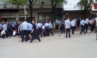 警方通报交警殴打受害人家属
