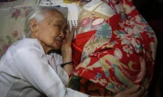 你抱着别的女人入睡